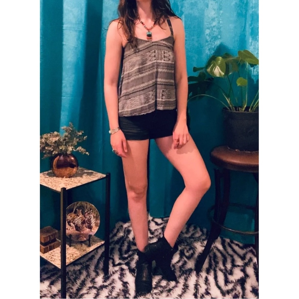 Tribal Knowledge 🌊🌴
Geometric Print Hi-Low Halter Top